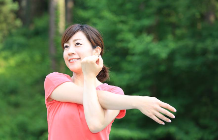 적당히 몸을 움직이고 자세를 바로 잡는다.