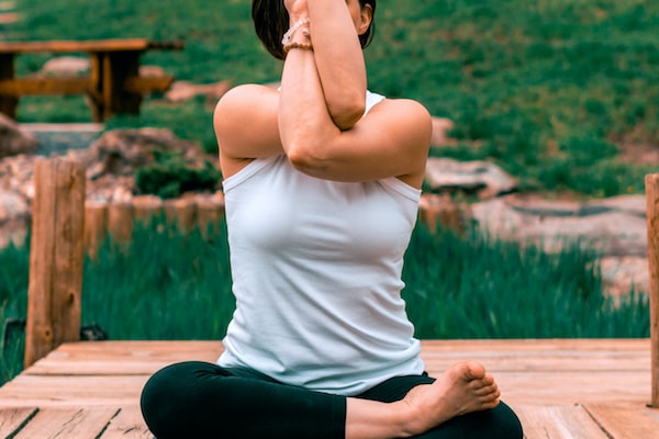 스트레칭으로 어깨와 목의 혈액 순환 개선하기