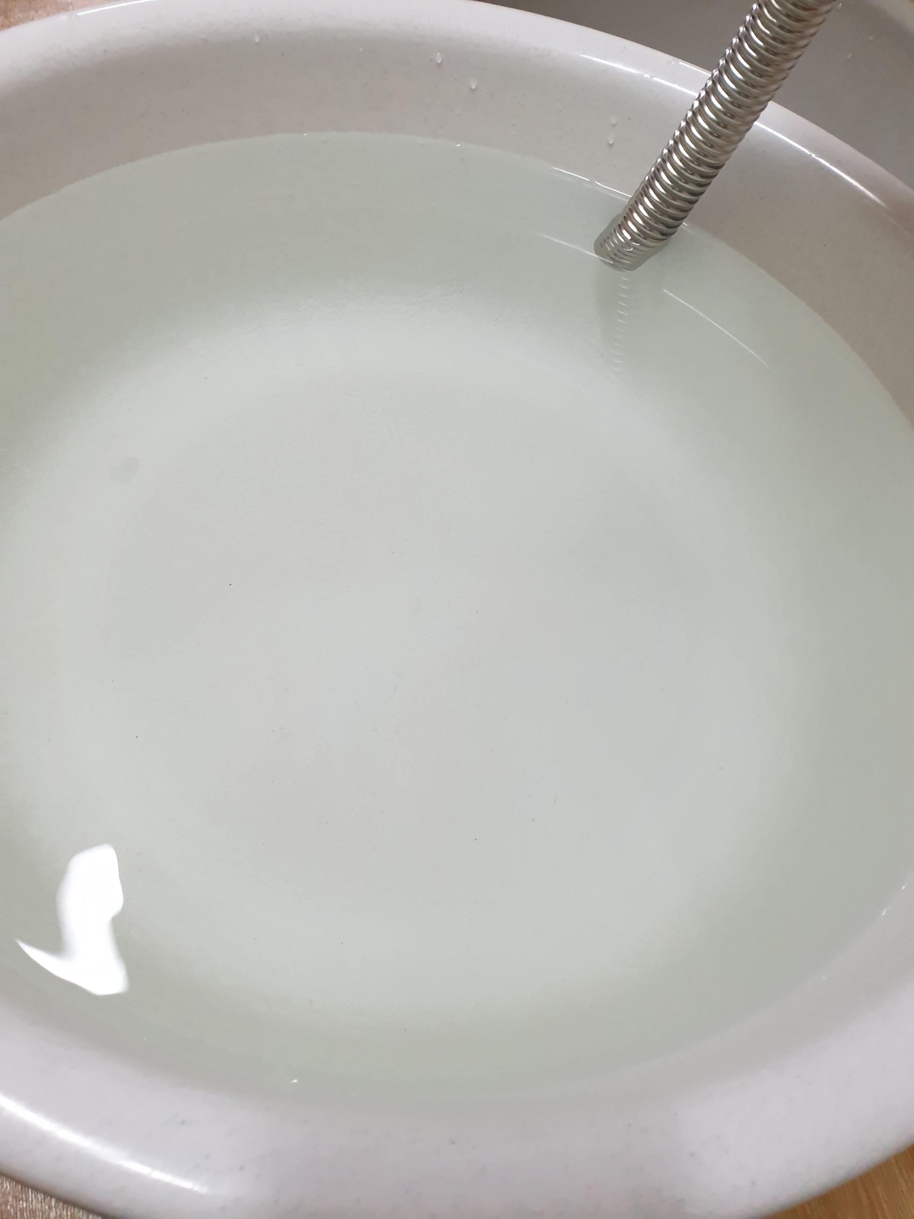 난방 배관에서 토출되는 맑은 물