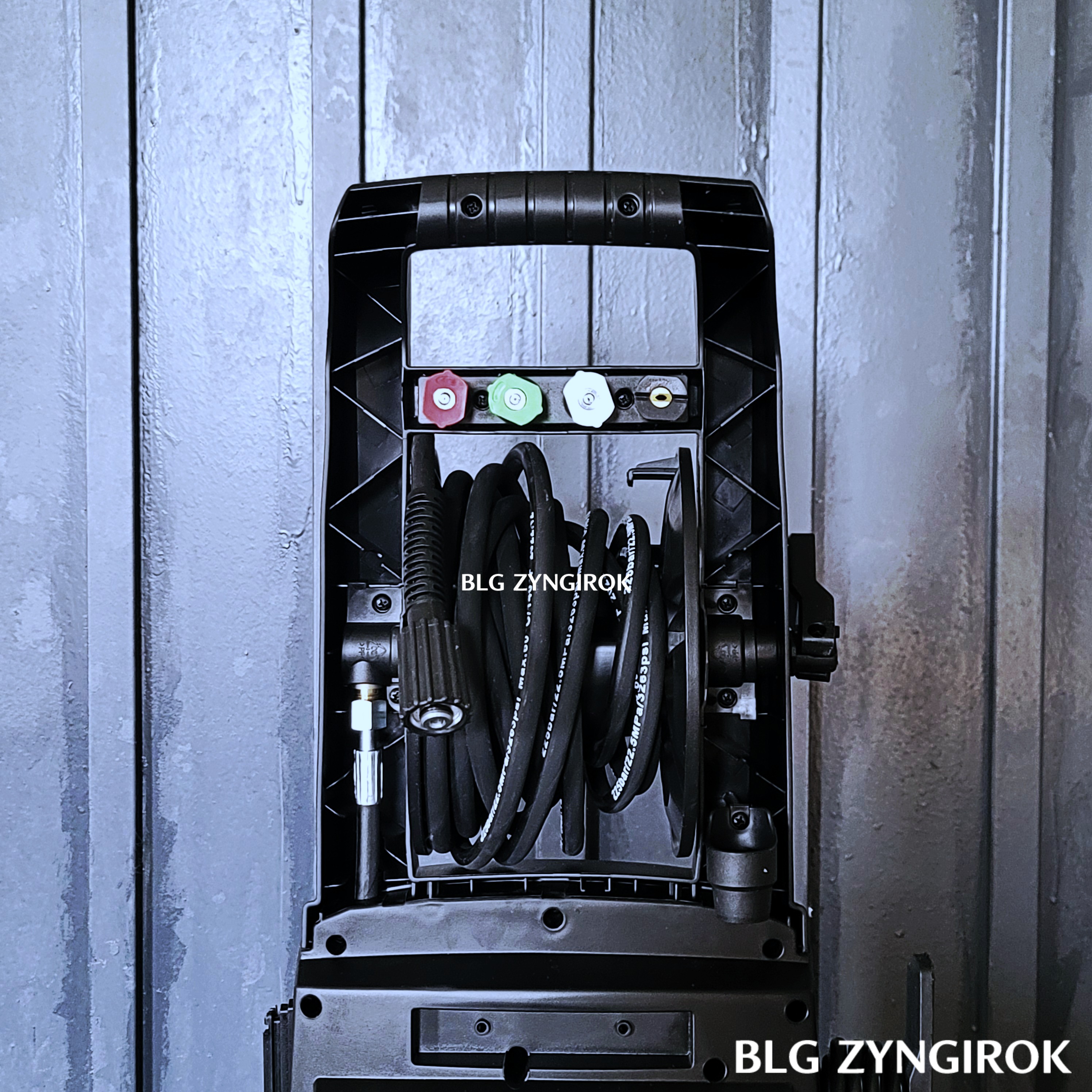 코모스 고압세척기 다양한 노즐들이 본체에 부탁되어 있는 모습이다.