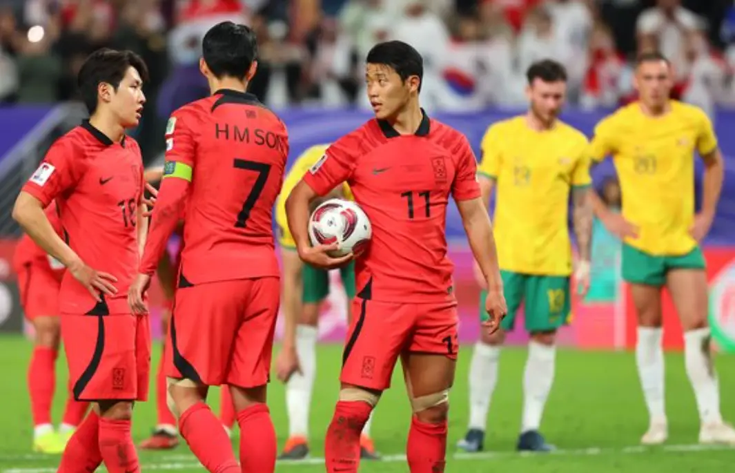 호주전-좌측 붉은유니폼 이강인과 가운데 손흥민뒷모습 공을 들고 이강인과 대화하는 황희찬과 멀리 뒷쪽에서 이를 바라보는 노란 상의 초록반바지의 호주선수들