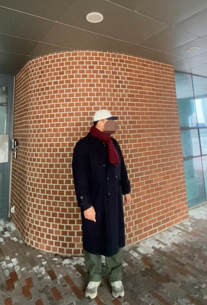 데일리룩('25. 12. 13.)조이스베케이션 투톤 볼캡, 리끌로우 울터치 머플러 목도리, 그레이휴 더블브레스티드 네이비 롱코트, 무신사스탠다드 퍼티그팬츠, 뉴발란스 993 그레이