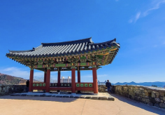 동포루에서 내려다본 통영 바다와 시내 전경