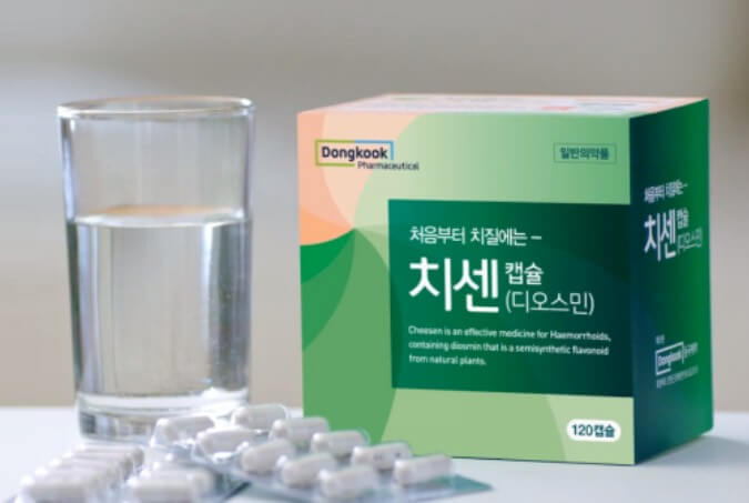 치센-약-상자와-캡슐-물-컵이 있는 -사진입니다.