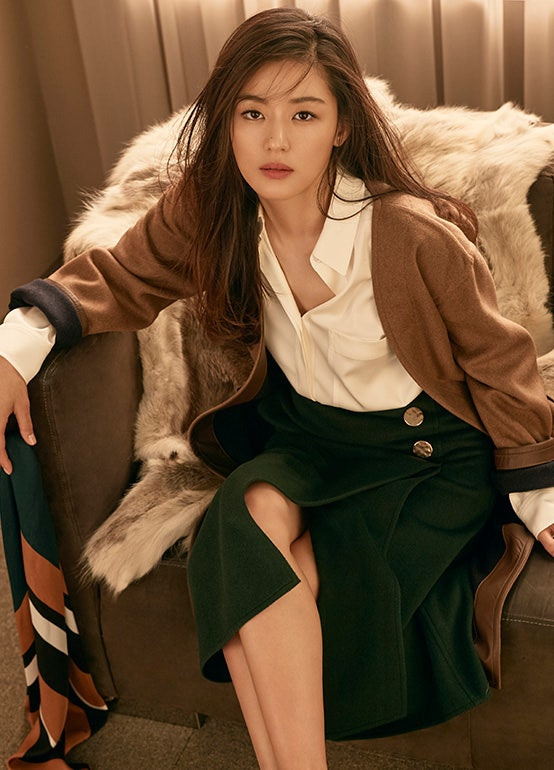 배우 전지현: 그녀의 연기 인생, 패션 아이콘으로서의 영향, 그리고 광고 퀸의 면모