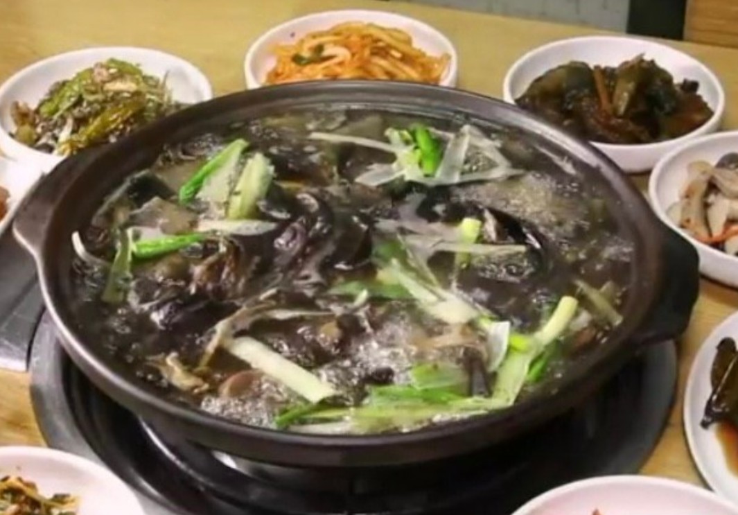 매일아침 능이버섯전골 밥상빅매치 보글보글 끓고 있는 모습