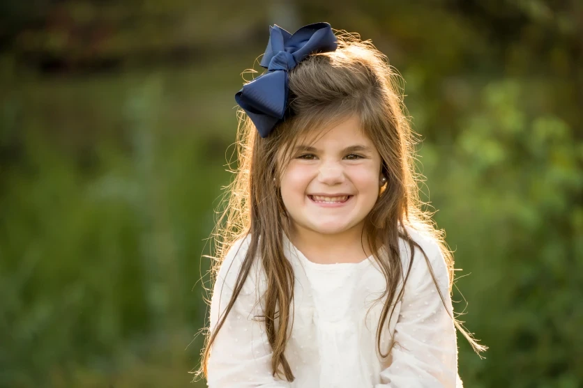 아이의 웃는 모습을 생생하게 담아낸 가족 사진