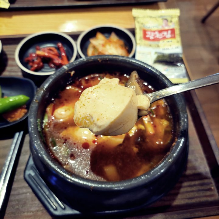 순두부를 들어 올린 사진