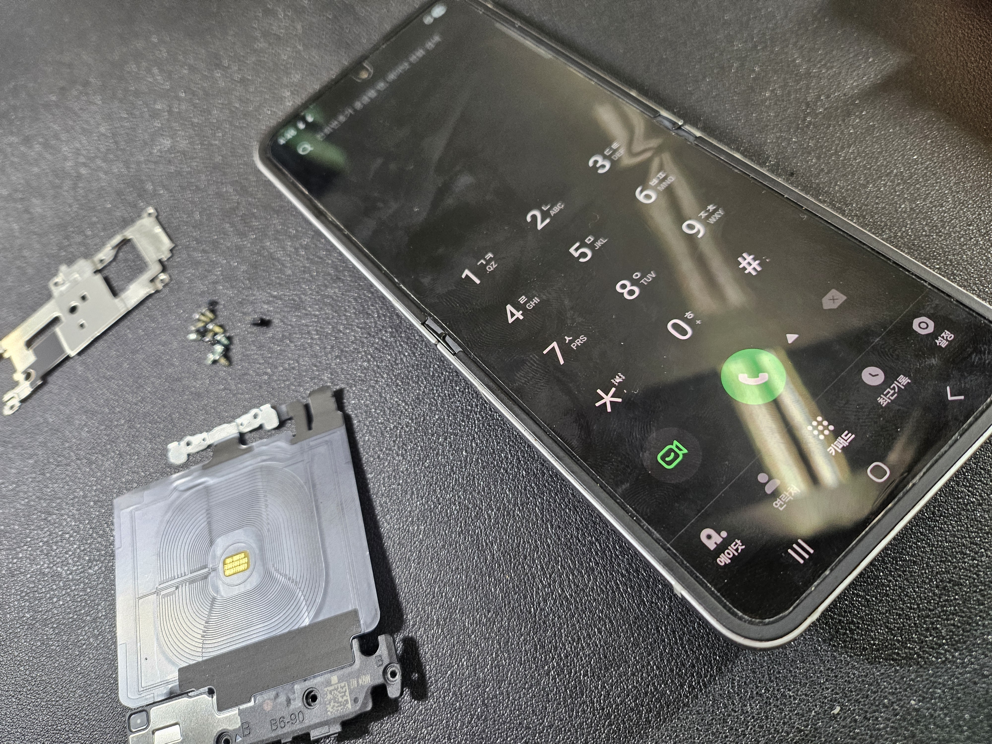 갤럭시Z플립6 화면꺼짐 케이블 수리완성과정 모습