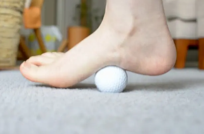 발바닥으로 공을 굴리는 스트레칭