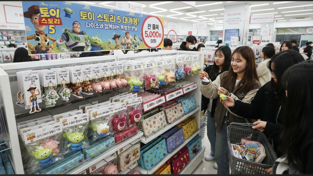 다이소 굿즈(토이스토리5 굿즈, 캐릭터 IP, 가성비 전략, 팬덤 소비)
