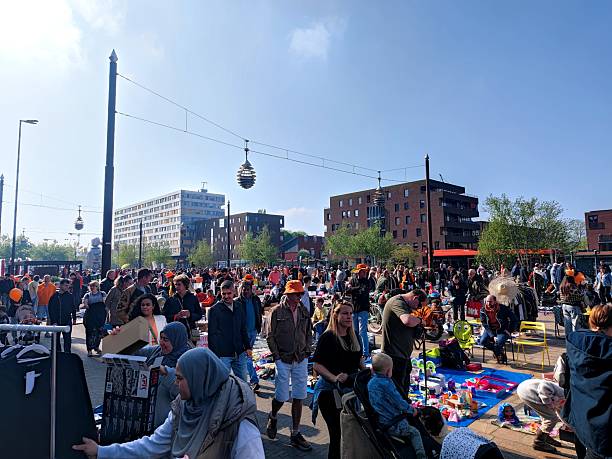 킹스데이 축제에 많은 사람들이 모인 사진입니다.