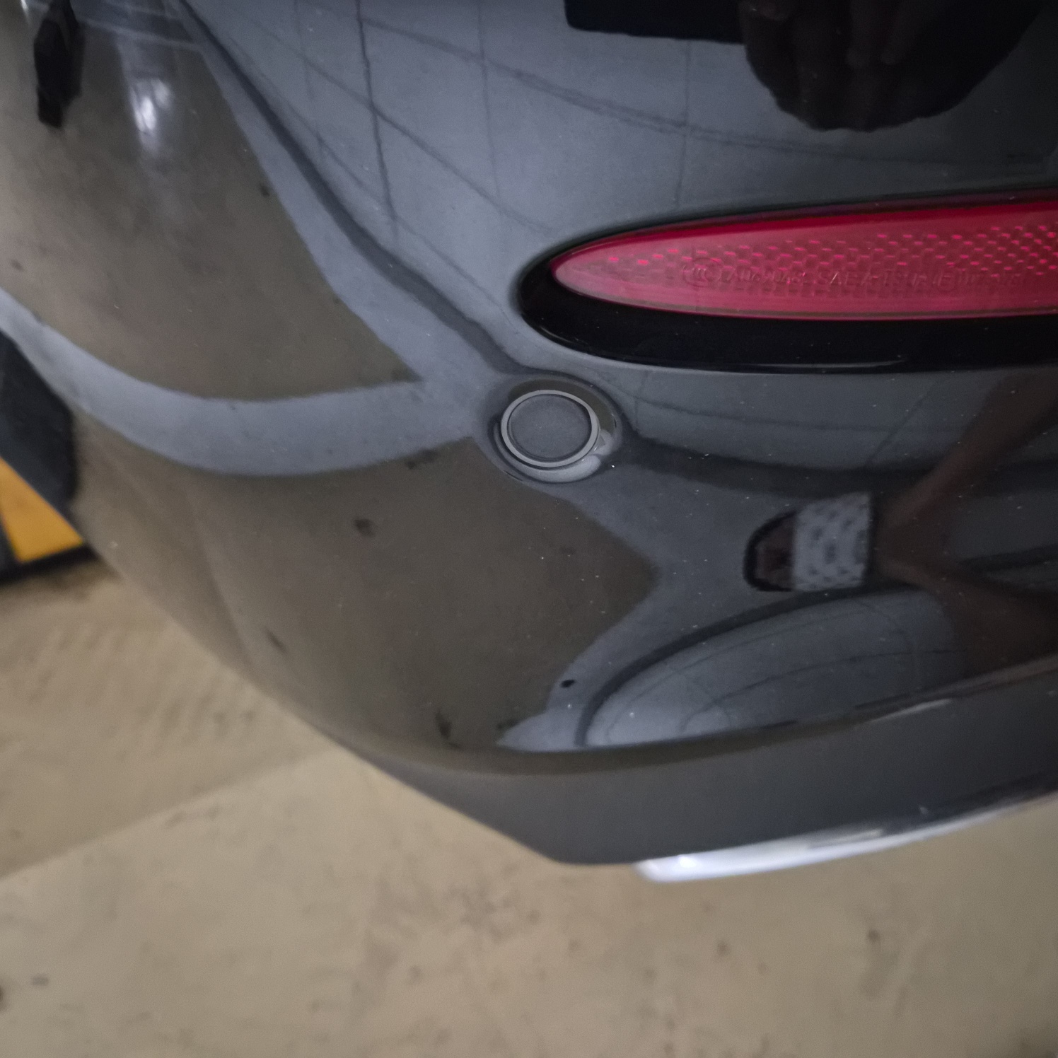 벤츠 E클래스 뒷범퍼에 장착된 원형 주차센서 근접 촬영 이미지, 장애물 감지용 초음파 센서 위치