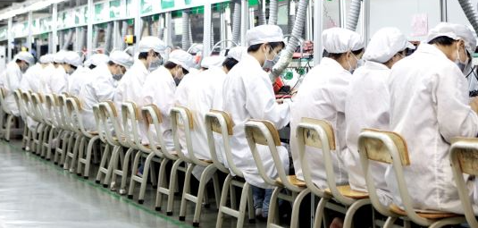 의자에-앉아-일하는-근로자