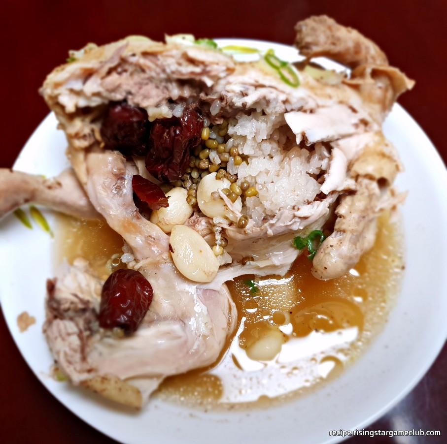 삼계탕에 들어간 닭고기 뱃속에 재료들이 잘 익었음을 보여주는 사진