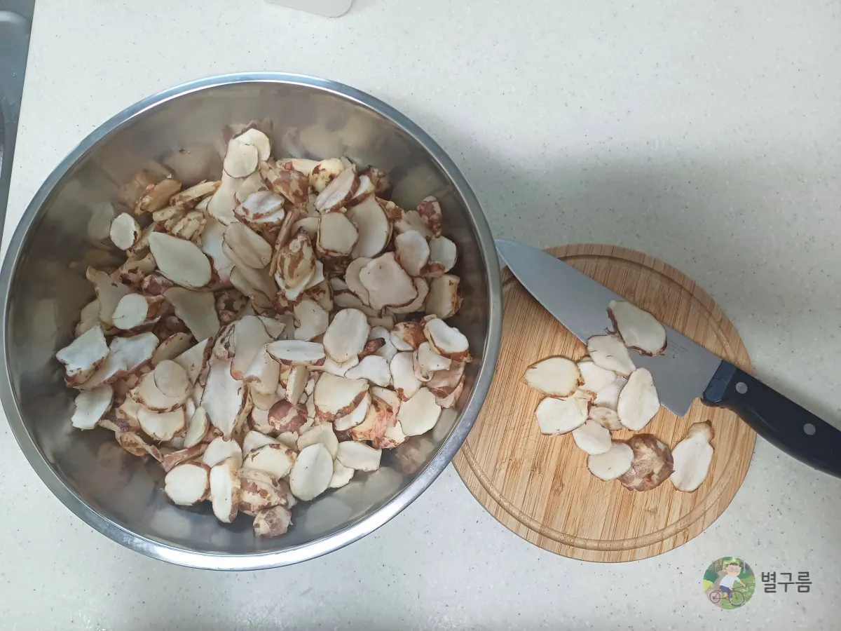 돼지감자-얇게-슬라이스-도마와-칼이-함께-놓여있다