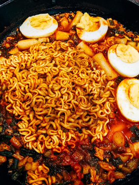 라면에 떡&amp;#44;계란을 넣은 라면요리 사진입니다.