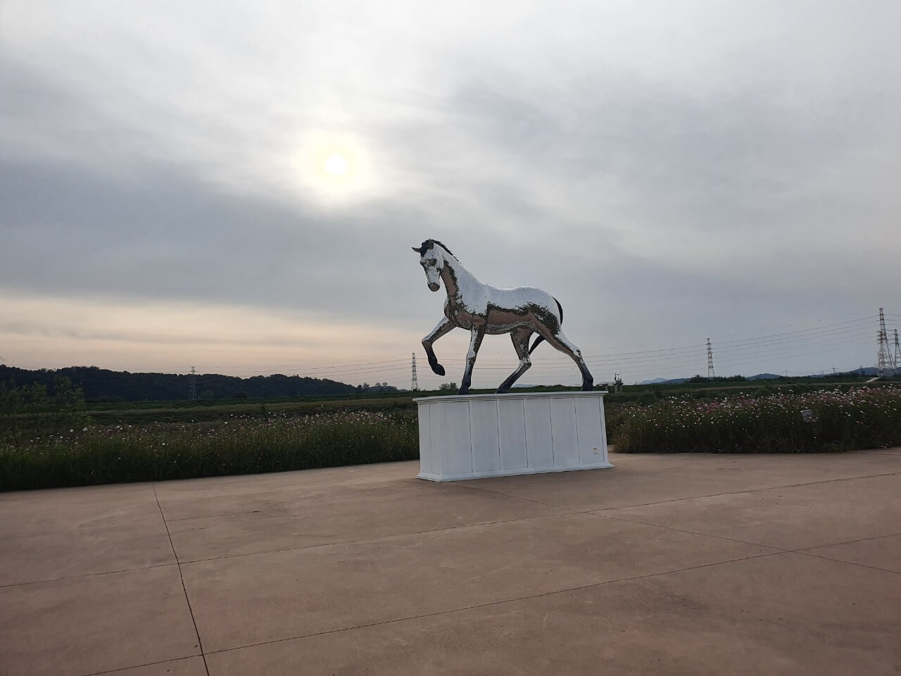 중앙광장-말조각상