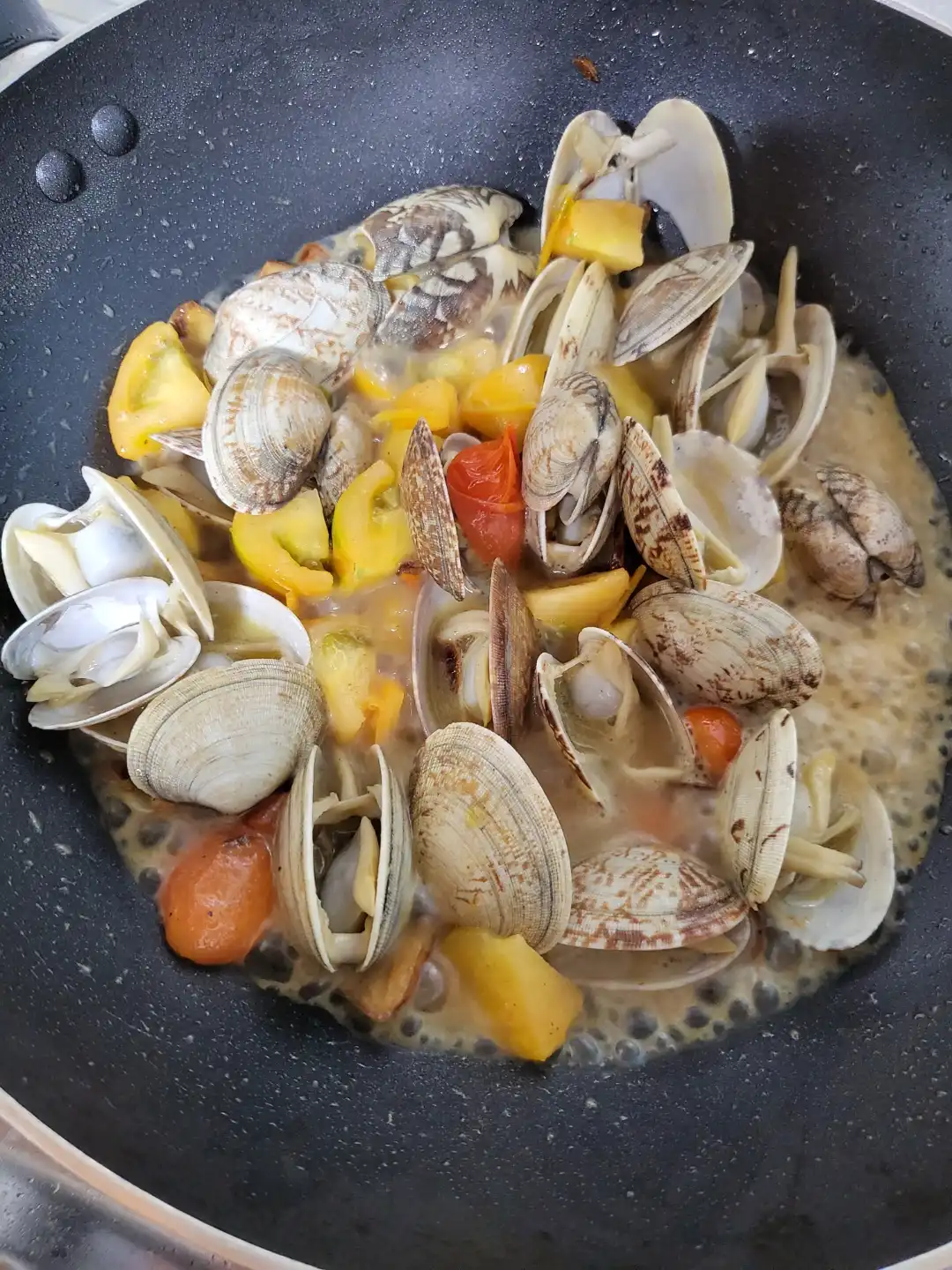 바지락,토마토,소스_넣고_볶기