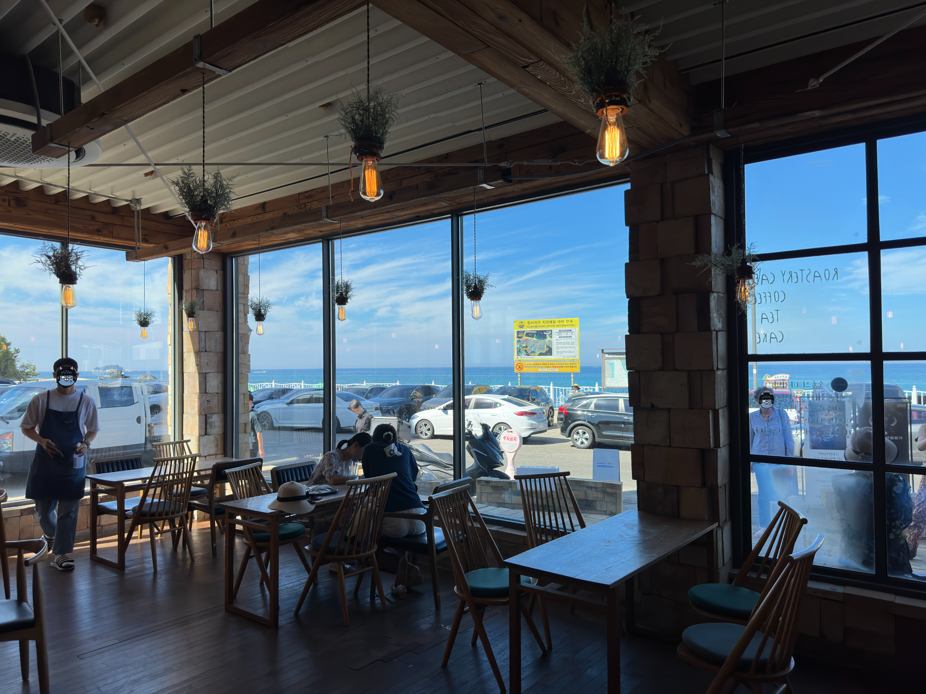 어나더블루 1층