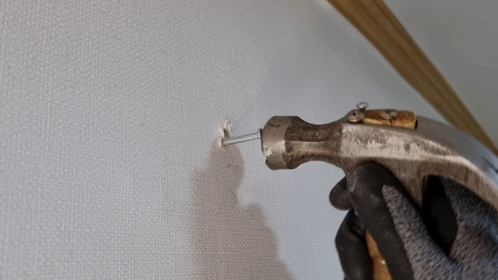 콘크리트 못 고정하는 모습