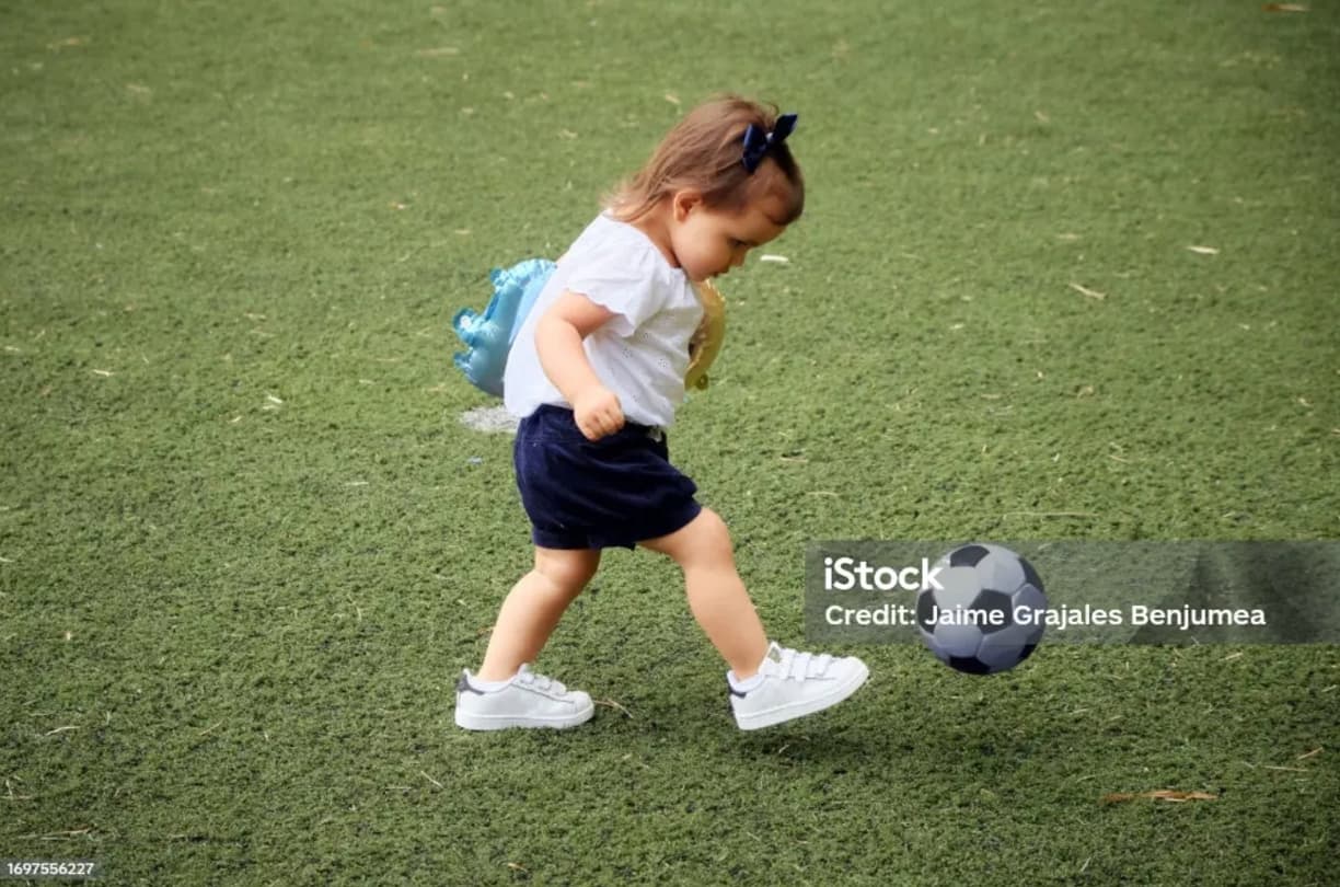 2세 아이가 공을 던지는 놀이를 좋아하는 이유 (운동 발달 관점)