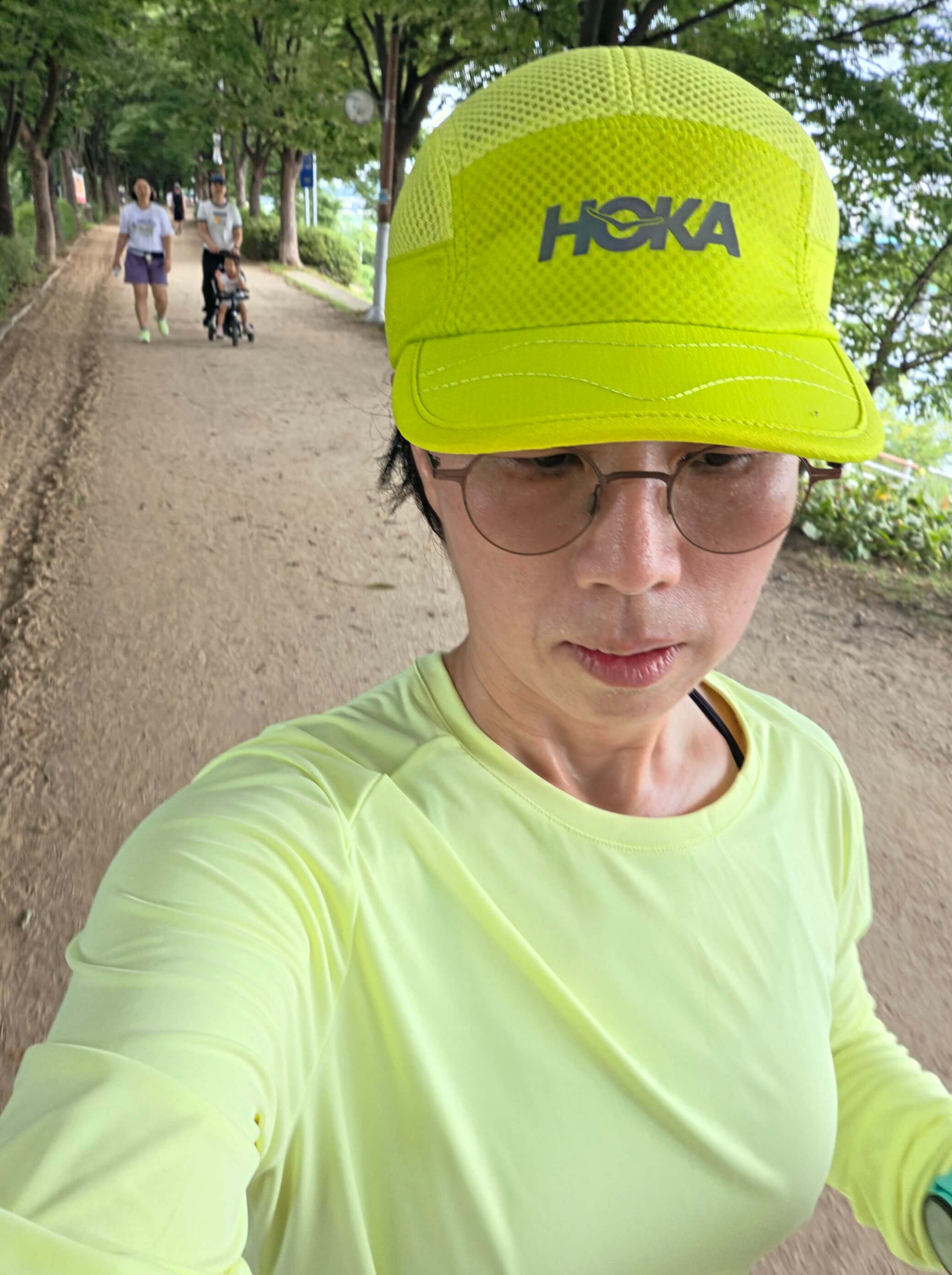 러닝 모자를 쓰고 안경을 착용한 작성자의 러닝 셀카 이미지
