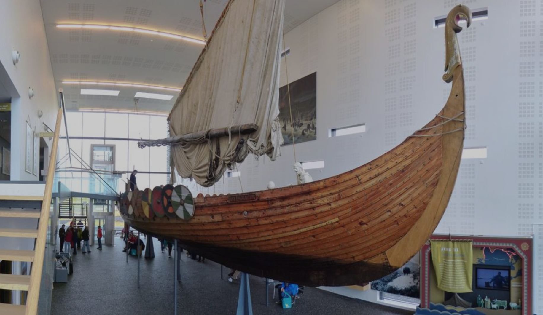 바이킹 월드 박물관에 전시된 바이킹 배 사진