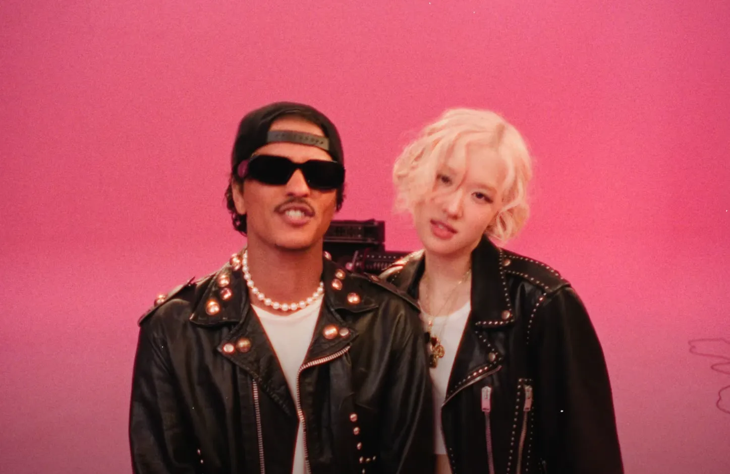 로제 브루노마스 아파트 뮤비 장면 1