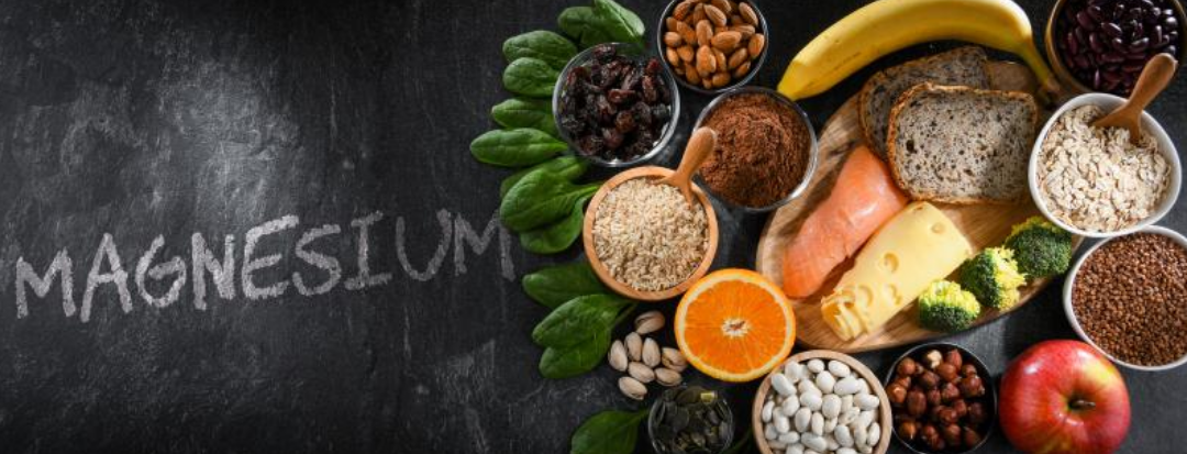 영어로 마그네슘이라 써있고 오른쪽에 각종 음식이 놓여있다.