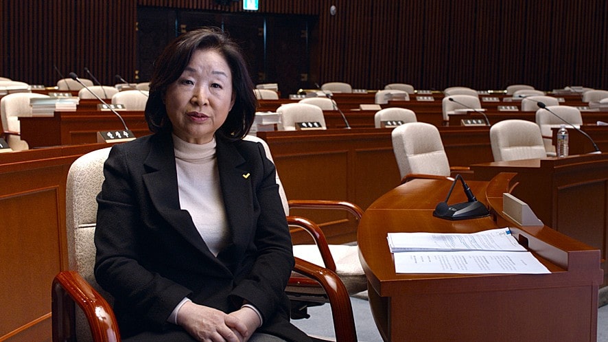 인터뷰 하는 의원의 모습