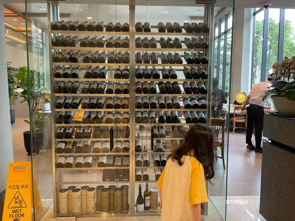 서울 강남 소갈비 맛집 삼원가든 - 매장 내 와인 냉장고