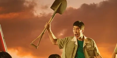 삽을 들고 있는 드라마 소년시대에서 윤영호를 연기하는 배우 김윤배