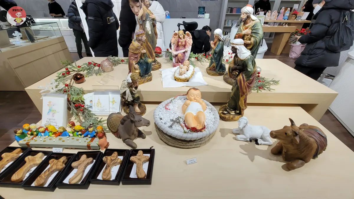 명동-명동문고-가톨릭출판사-성탄-구유-세트와-손십자가-최후의 만찬-피규어-성경-카드가-진열된-종교 매장