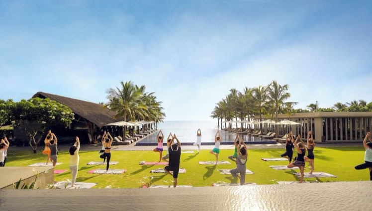 나만-리트리트-리조트-요가-수업에-참여하고-있는-사람