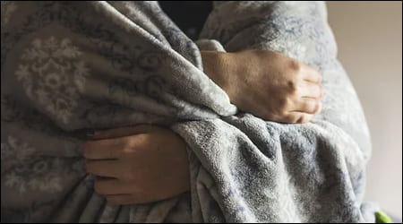 담요를 몸에 두르고 있는 모습
