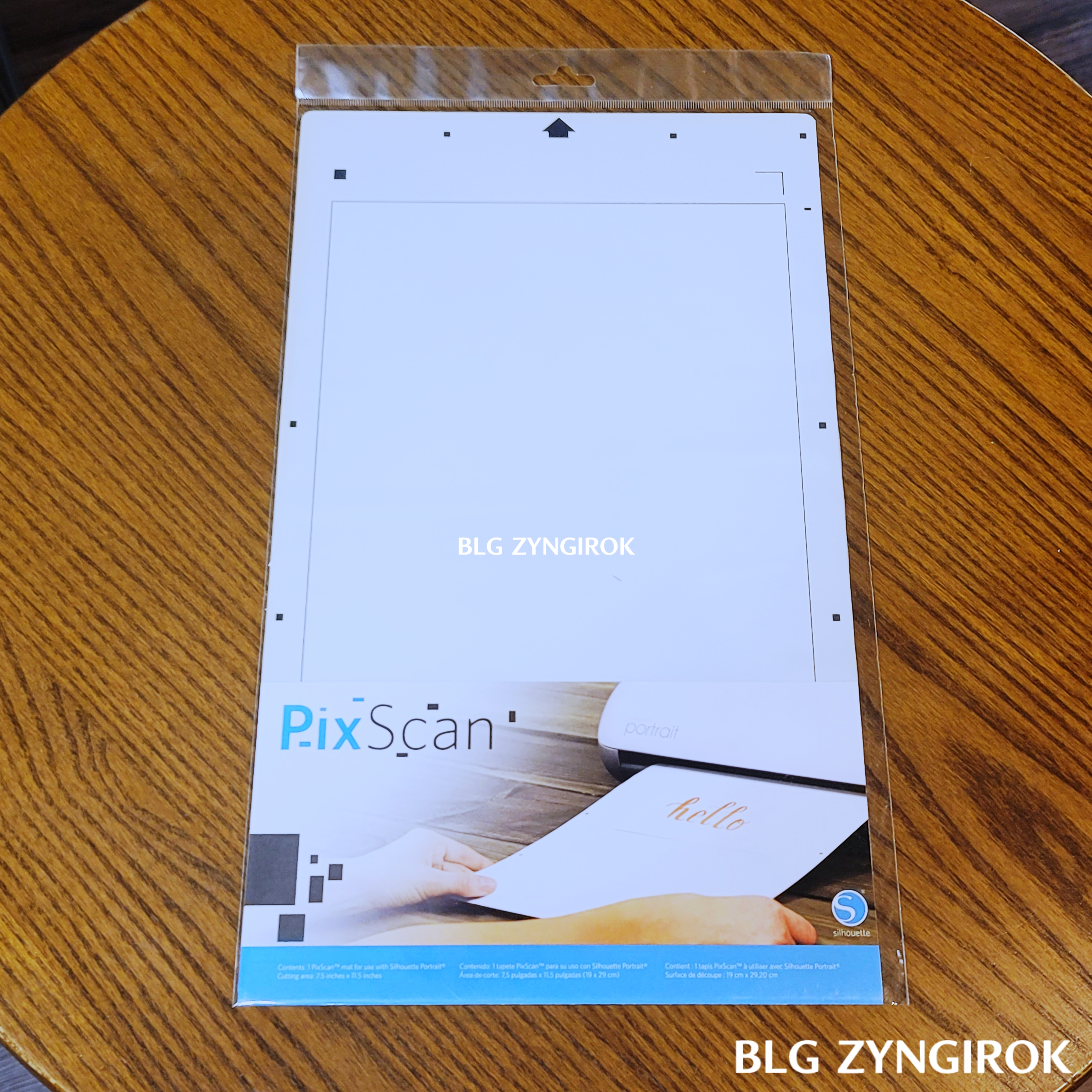 사진-커팅을-위한-pixscan-커팅-패드가-테이블-위에-놓여있다.