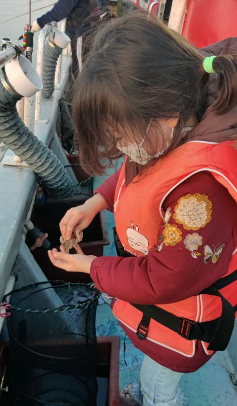 자신이 잡은 주꾸미를 만지작거리는 쿠앙이