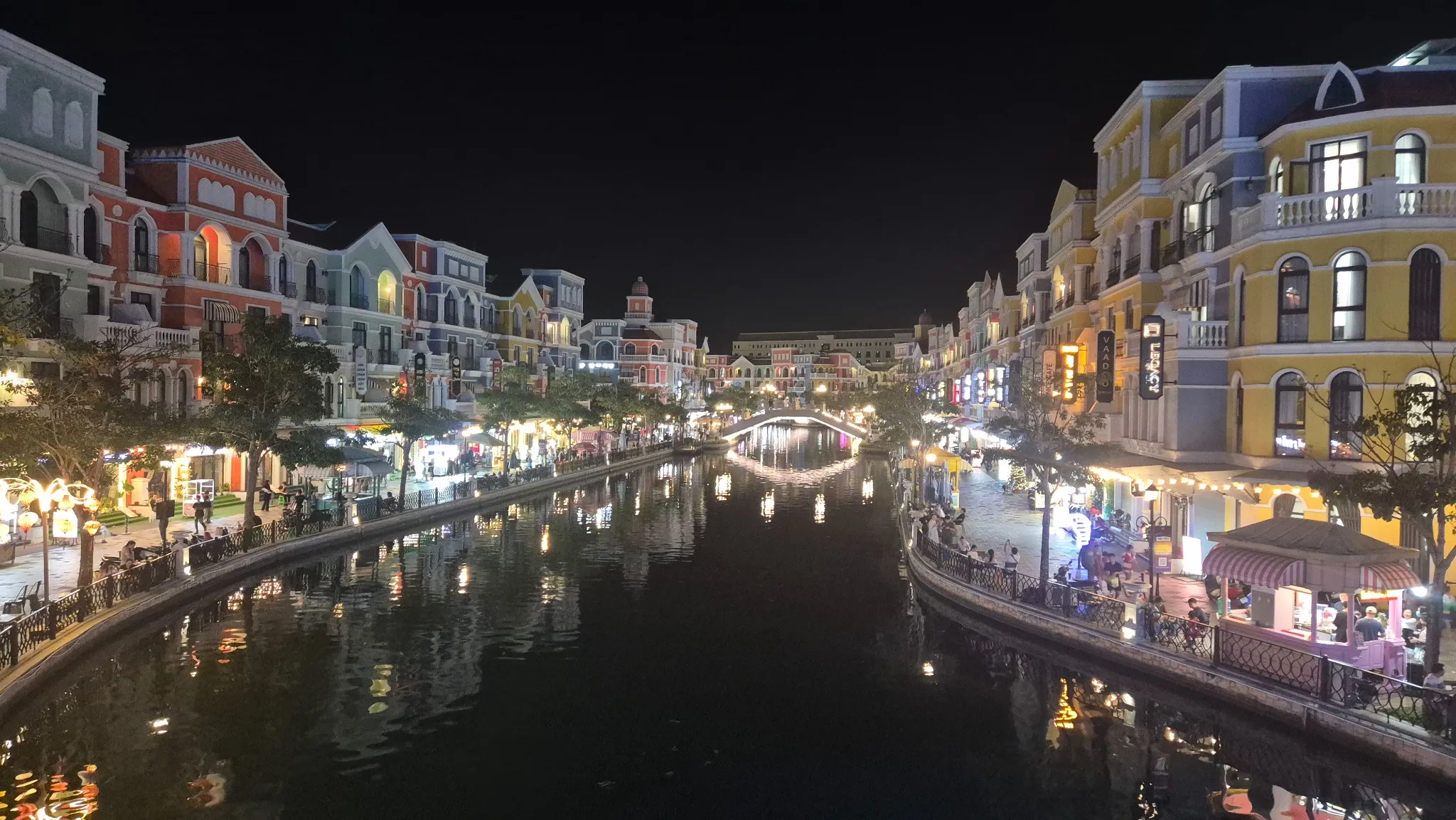 운하 야경과 아치형 다리