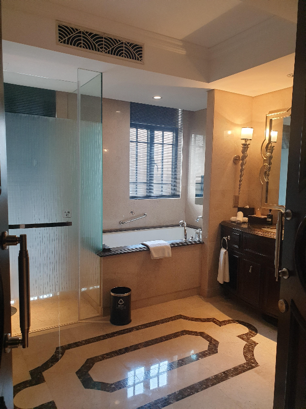 화장실과 욕조가 구분되어 있다. 욕조는 굉장히 크다.