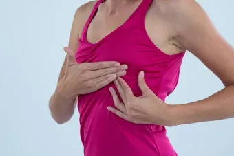 여자 오른쪽 겨드랑이 콕콕 유방암 증상일까 놓치기 쉬운 신호로_12