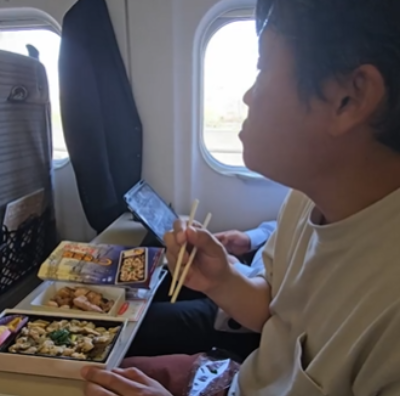 열차 안에서 도시락을 먹는 재미