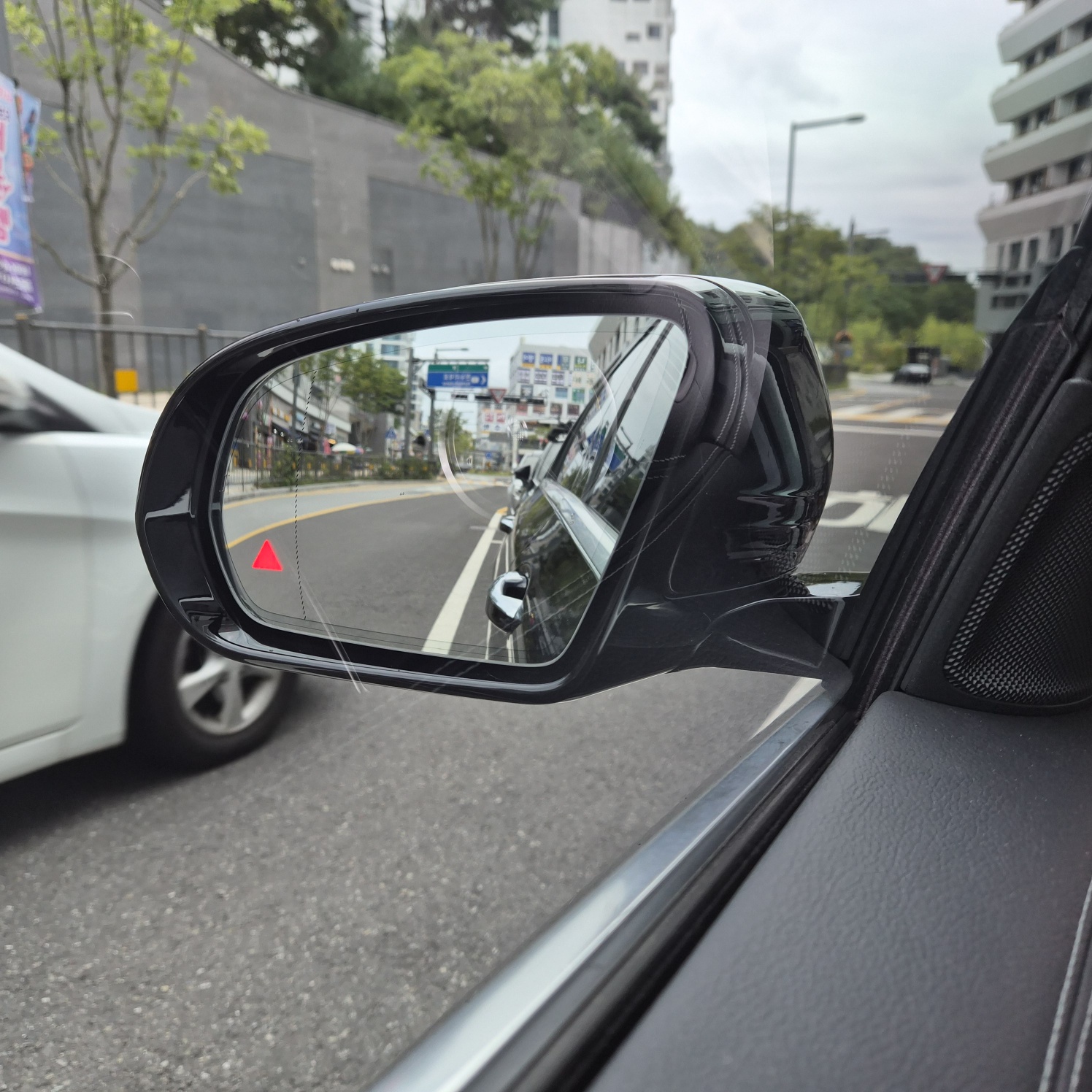 사이드미러 삼각형 LED가 점등된 벤츠 사각지대 경고 상황