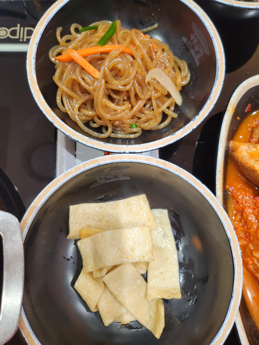 한옥집김치찜의 밑반찬 어묵,잡채 클로즈업