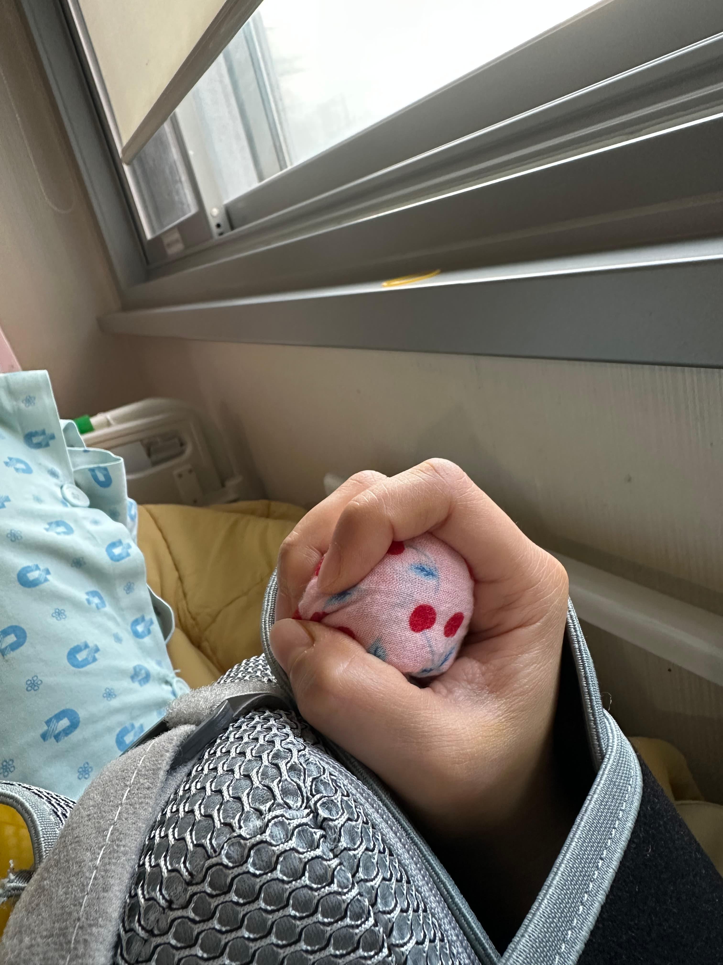 견쇄관절 수술 후 주먹 쥐기 연습