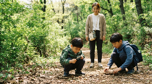 체험학습에서 아이가 스스로 활동하는 동안 부모가 기다리며 지켜보는 모습