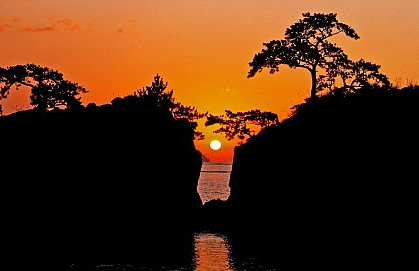 맴섬-사이에-떠있는-태양