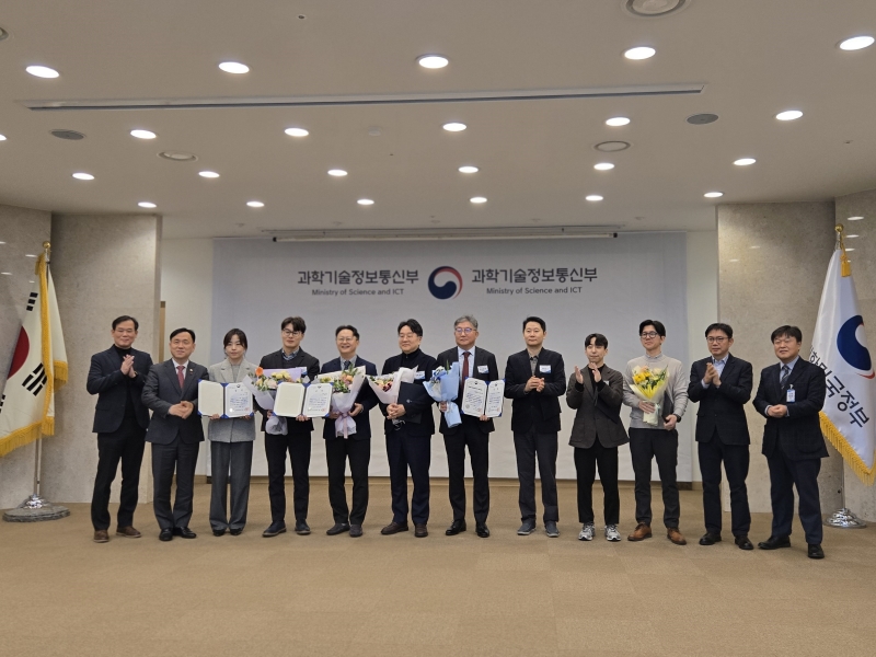 신SW 상품 대상에서 에스티씨랩 김하동 CTO와 박형준 대표(왼쪽에서 4, 5번째) 기념 촬영을 하고 있습니다.