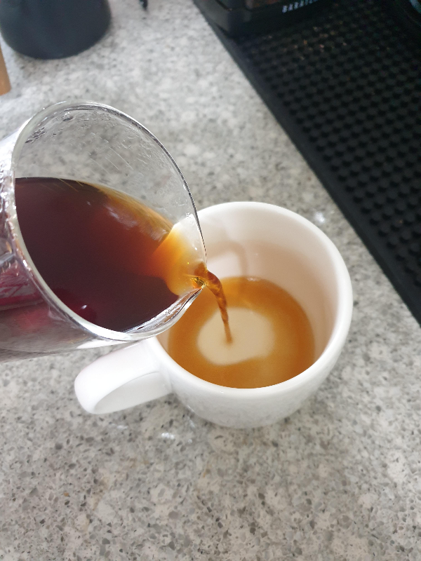잘 섞인 커피를 컵에 따르는 모습