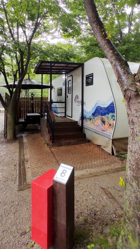 길목에 있어 자리가 좁고 주차공간이 따로인 8번 카라반